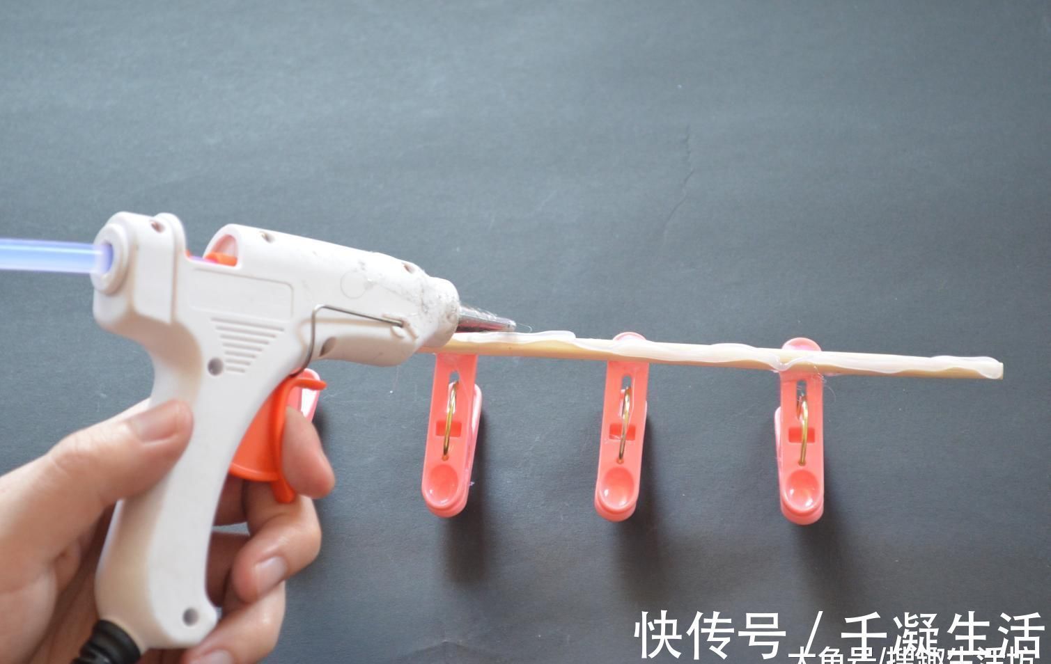 塑料夹子粘在筷子上, 放在卫生间有大用处, 解决了家家户户的烦恼