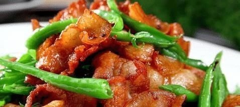 炒猪肉时，不要直接下锅炒！老师傅教你2招，肉质香浓嫩滑，入味