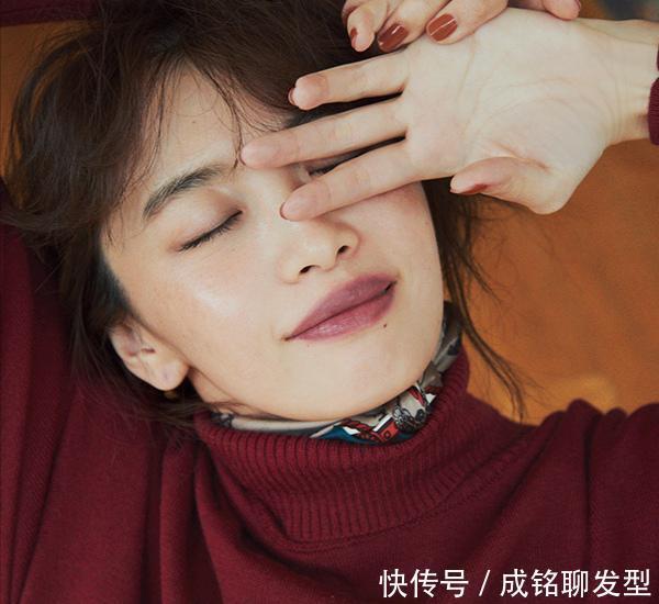 四十岁女性减龄搭配妙招,学会这四种围巾的系法,时髦高级又养眼