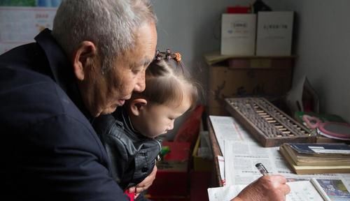 难以|爷爷带孙女一起睡觉从来不哭,宝妈得知缘由后,直呼“难以接受”