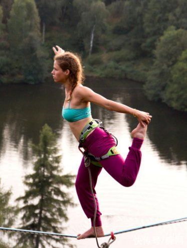 女子|我愿称她为最大胆的女子，一边走钢丝一边做瑜伽