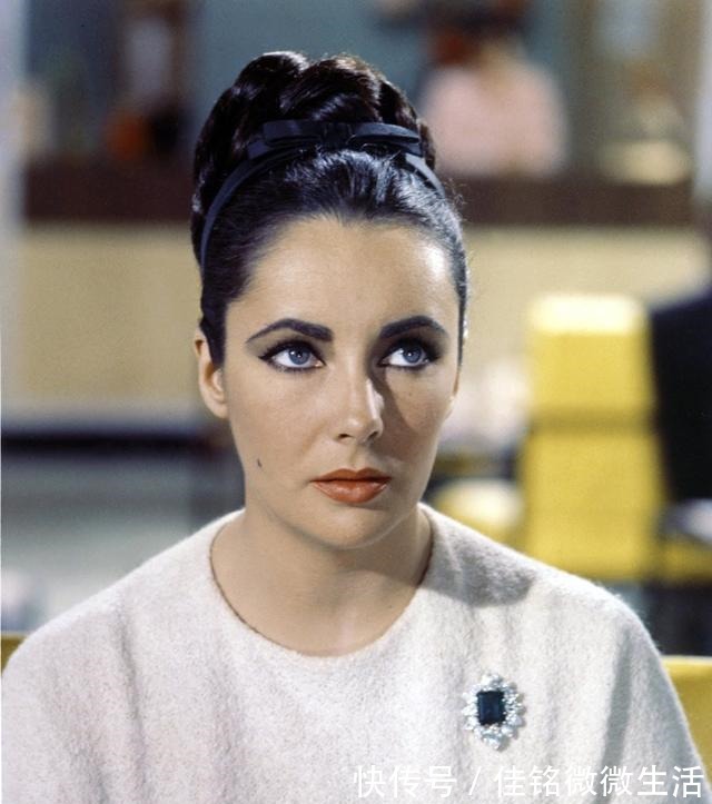 祖母绿 自带服装拍戏不算什么,泰勒拍电影自备珠宝,给剧组省了好多经费!