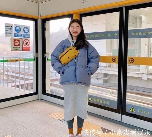 今年冬天的最百搭奖，我颁给“羽绒服+半身裙”，谁穿谁美