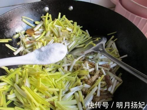 韭黄|它是肺部细菌的“天敌”,每周吃2次,清肺排毒,增强体质免疫力