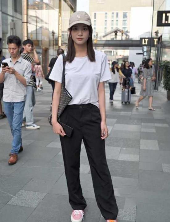 街拍:一起逛街的小姐妹,貌美如花,笑容甜美可爱