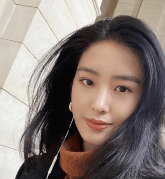 29岁杨采钰晒素颜健身照!穿吊带背心炫出