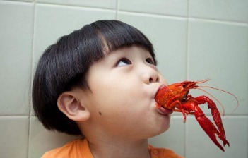 小龙虾|男孩从小吃小龙虾长大,肚子疼去医院检查后,医生习惯的后果