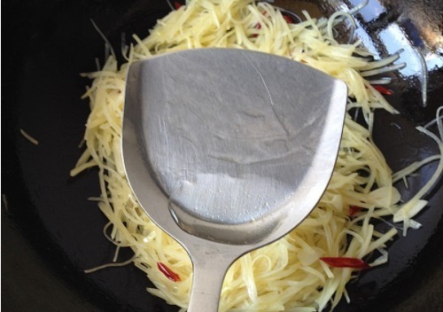 原来炒土豆丝,饭店大厨是这样放的醋,难怪那么好吃!