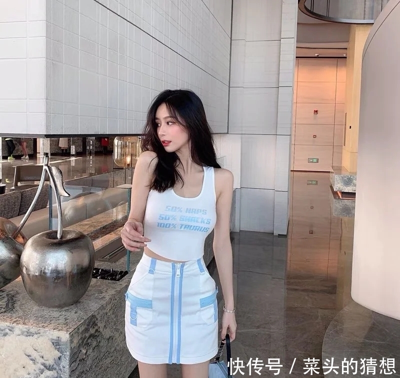 青春靓丽的小姐姐，穿搭浅色背心配A字裙，显瘦时髦又可爱