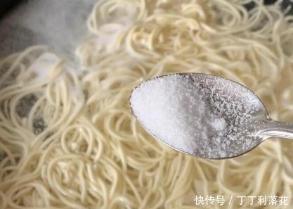 大厨|煮面条,水开下锅是大错!大厨透露技巧,面条劲道不起坨,超好吃