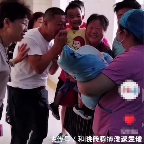 爷爷奶奶|二胎生了个孙女,产房外爷爷奶奶的表现火了,网友我承认我酸了