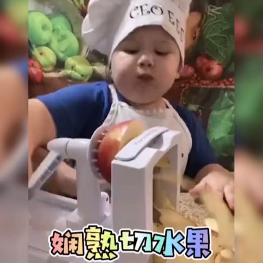 萌娃变身“小厨师”自己动手切水果获高赞，网友：看来平时没少练