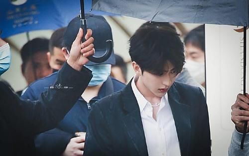 蔡徐坤黑西装亮相《奔跑吧》发布会 贵气十足的霸总坤帅气来袭！