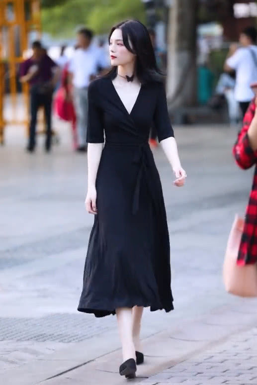 街拍小姐姐皮肤白得像“全身打了高光”,路人看到很扎心