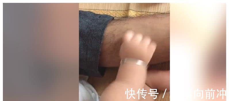 爸爸|爸爸压着宝宝的腿,萌娃又是扯腿毛又是打的,真是太不容易了