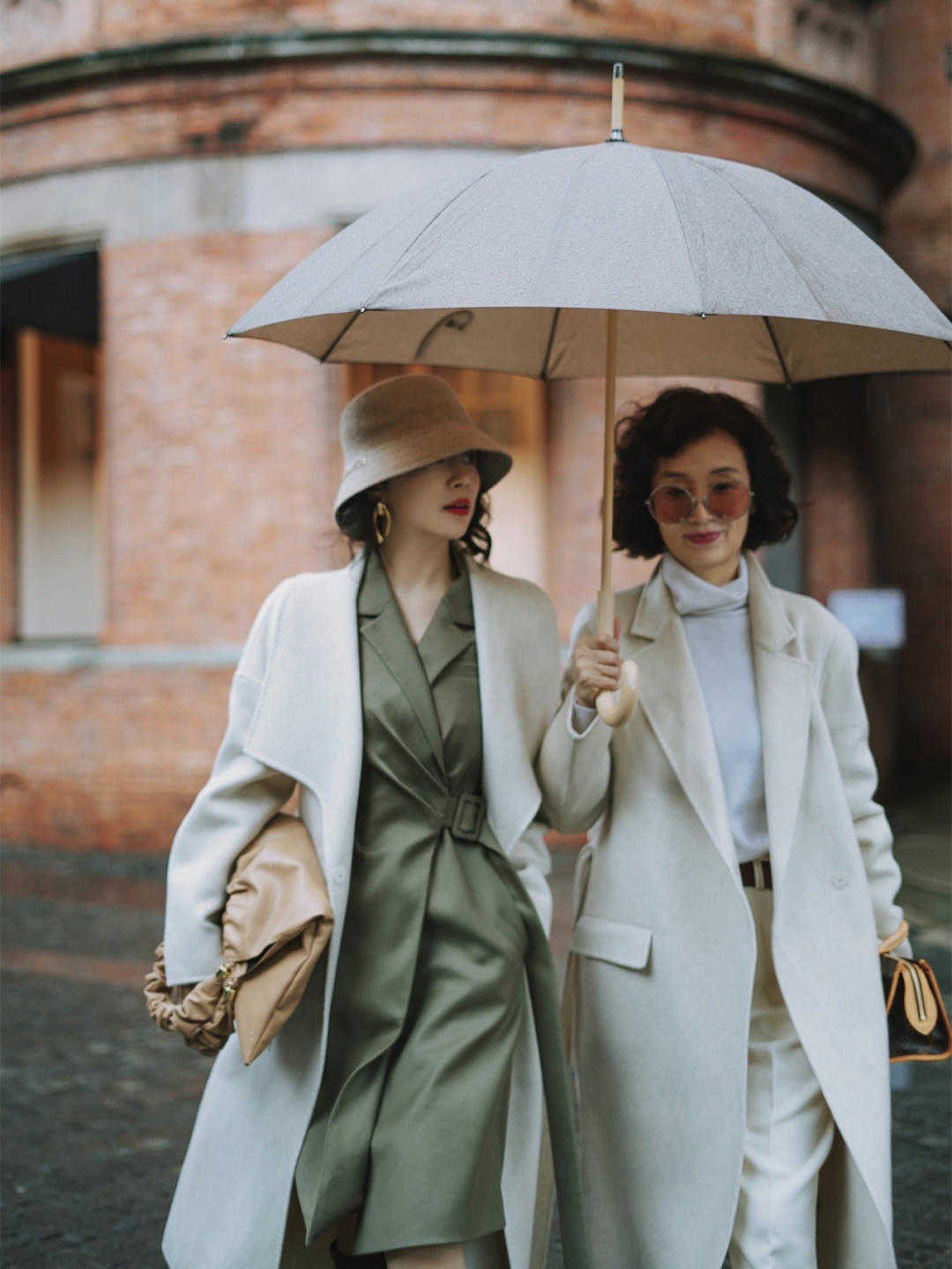 穿搭|50+女人不要选择大衣配长靴子,太土了?学博主这样穿,优雅精致