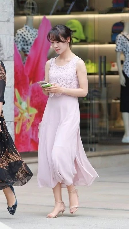 抹胸|长发披肩的小姐姐,身穿深蓝色的抹胸连衣裙,看上去十分的苗条