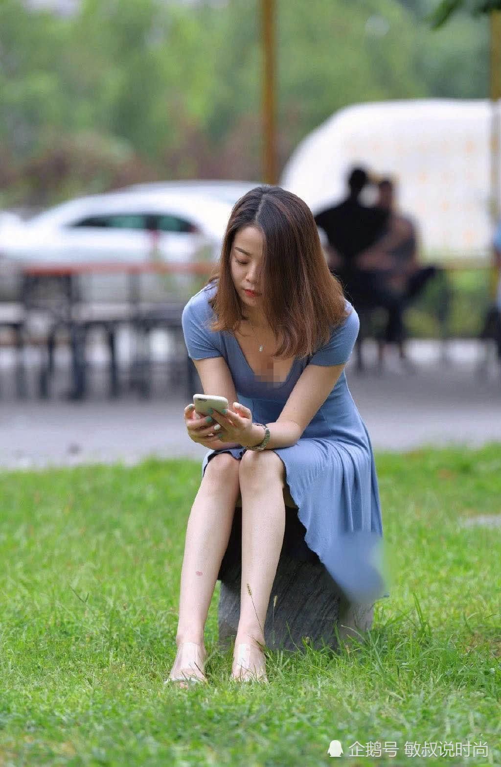 女人40美如花,轻柔蓝裙一穿,立马变身“靓妇”