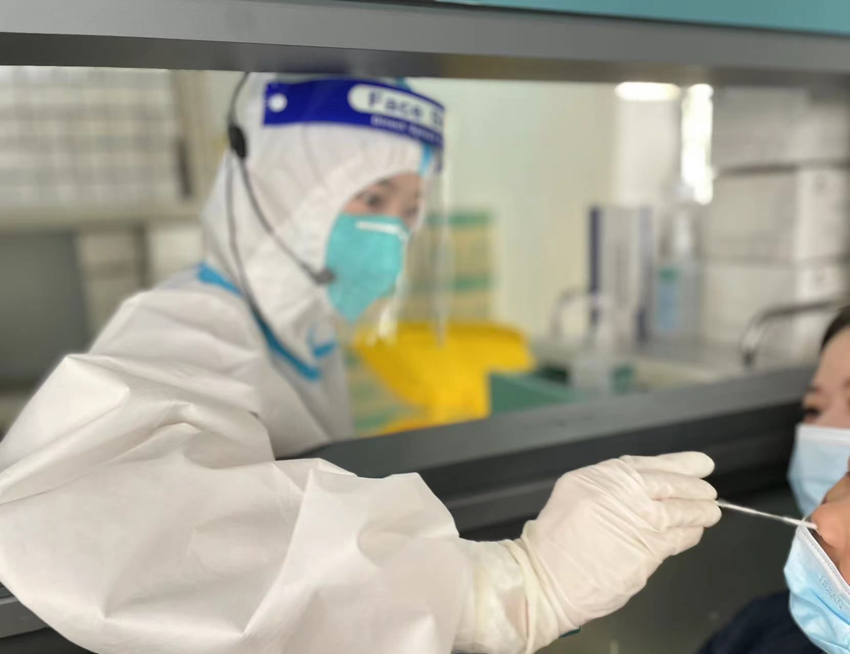 核酸|上海市六医院启用24小时“院前核酸检测采样点”,进博工作人员享快捷通道