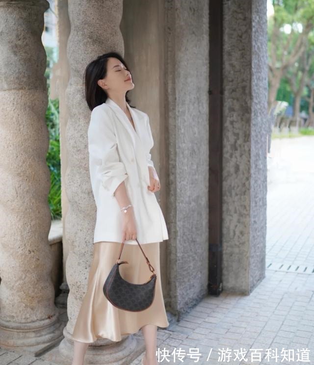 裙子 西装下少配裤子，现在流行“西装+裙子”，轻熟贵气又不失甜美！