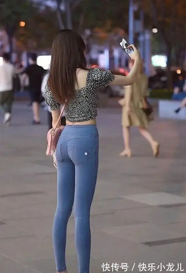 气质 蓝色休闲短袖搭配蓝色直筒打底裤,身材线条完美,气质高级