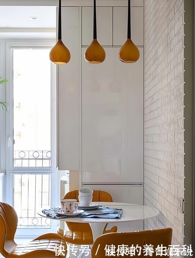 温馨|父女俩同住48㎡公寓,坚持“去客厅化”设计,全屋配色温馨舒适!