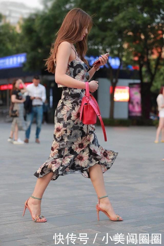 御姐|时尚印花长裙，搭配细跟高跟鞋，御姐范十足