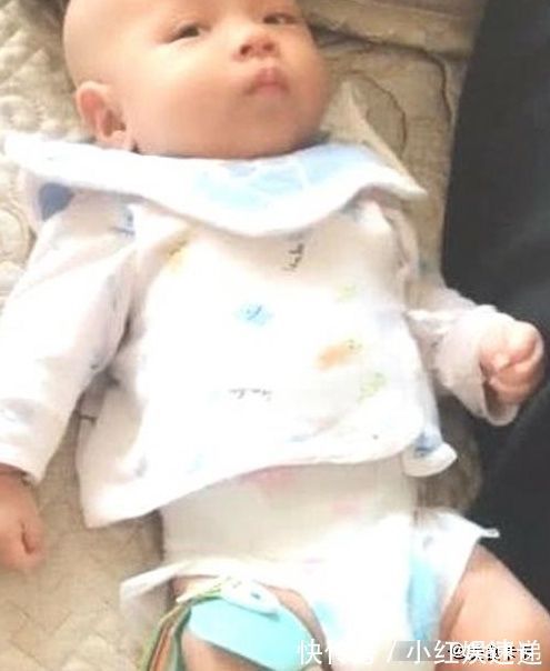 婴儿|沙发上的“迷糊的父亲”,宝宝看起来很无辜:我是谁?我在哪?