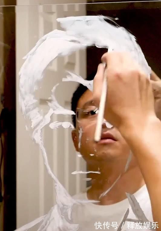 王俊凯!有种“变脸”叫做牙膏画,明明是王一博,关灯却变王俊凯,跪服了