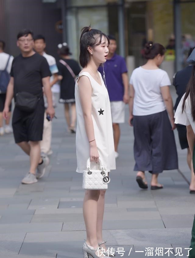 清新 深咖色短袖+浅蓝色牛仔短裤，清新时尚，高级洋气！
