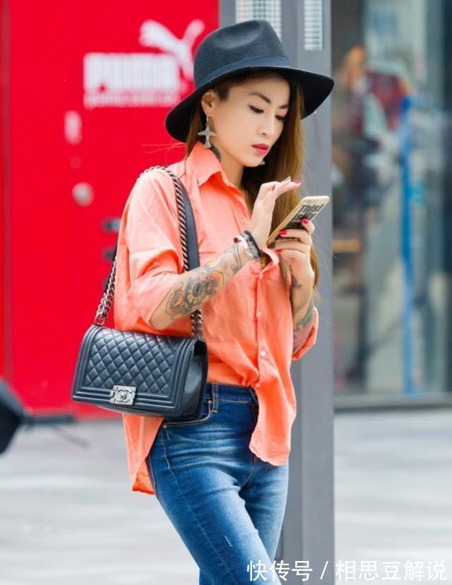 美女|街拍:绿色连衣裙穿出了美女的好身材,秀美长发,很吸睛