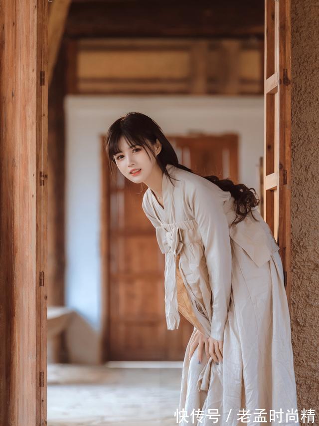 明星 美女户外写真,一袭长裙温柔漂亮,很有明星气质,是个漂亮的美女