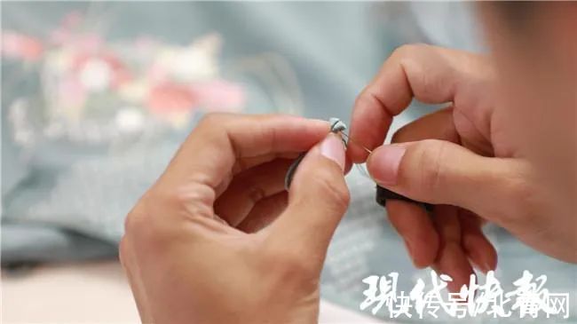 一针一针|95后小伙4年做200多件旗袍！这件“有凤来仪”手工缝制3万多针