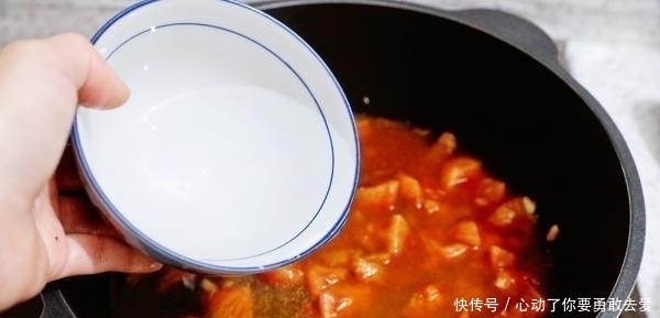 春末遇到此菜别手软,堪称植物“美白丸”,常吃晒黑的皮肤也白了