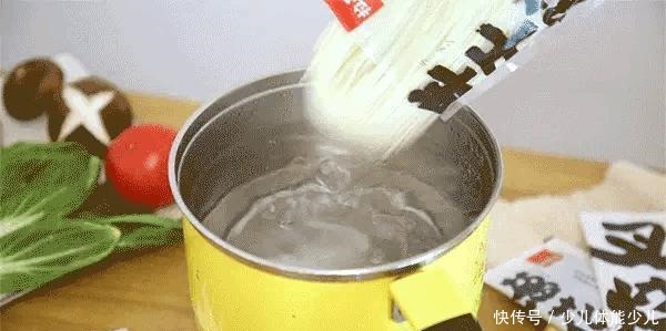 薇娅李佳琦带火的5种零食，尝到味道就念念不忘，你吃过几种