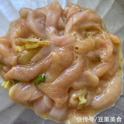  鸡胸肉做的小酥肉外酥里嫩好吃的停不下来??