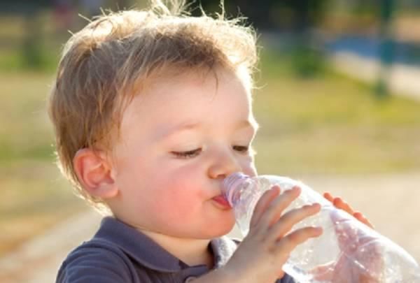 喝饮料|如何解决孩子不爱喝水的问题？让孩子养成爱喝水的好习惯