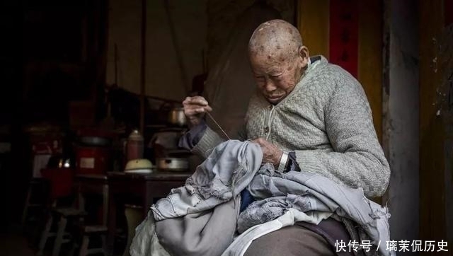 觉定法师:曾割肉救母,用双手修了一座寺庙,一件百衲衣穿43年