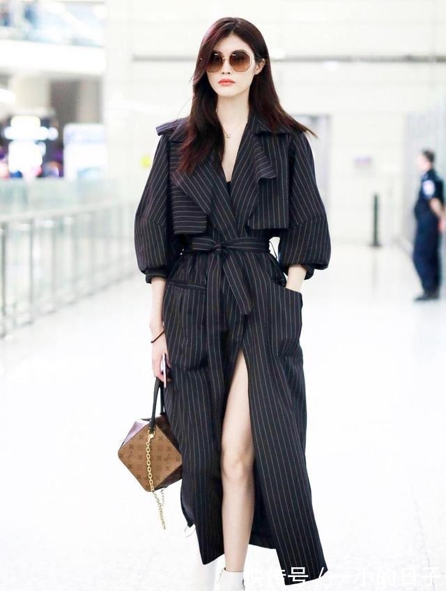 大衣+ 今年火了一种穿搭,叫“大衣+裸靴”,优雅大气,早春穿正合适!