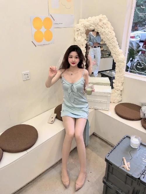 微胖可爱的小姐姐，时尚穿搭天蓝色吊带裙，尽显少女感十足