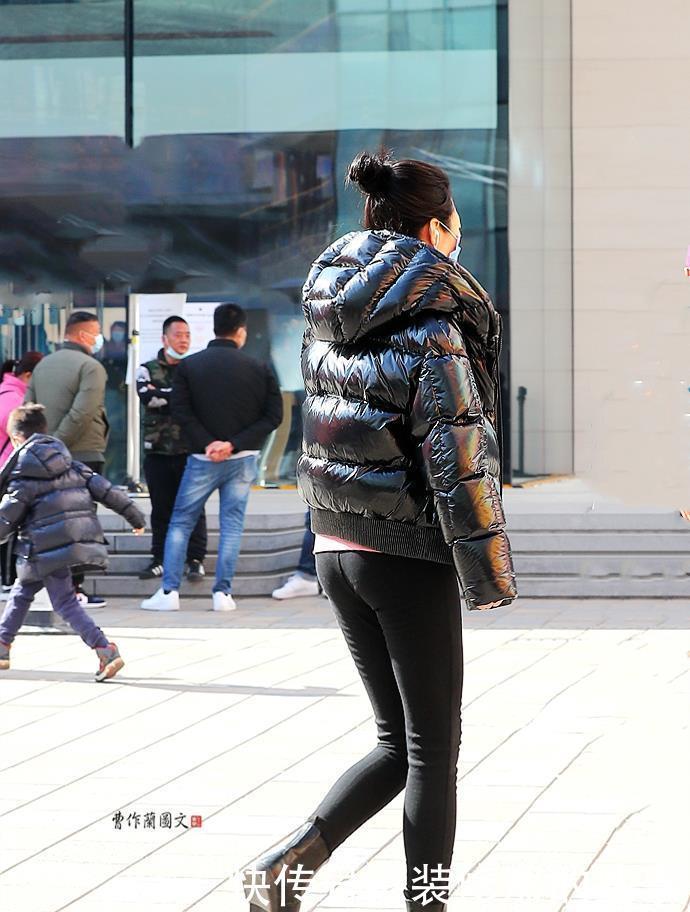 冬末春初,打底裤的用场很大,美女搭配打底裤有技巧、有心得