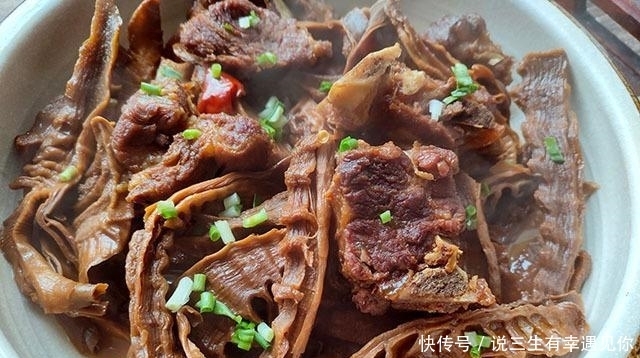 这菜儿子隔三差五喊我做,泡好加排骨炖一锅,连吃两碗饭,老香了