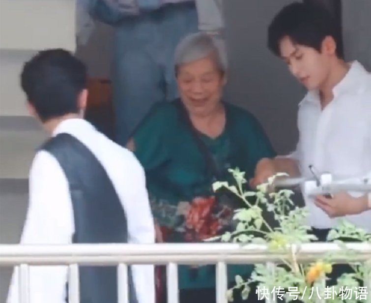 人品|《最后的赢家》路透，看到张哲瀚对老奶奶的态度，真是细节见人品