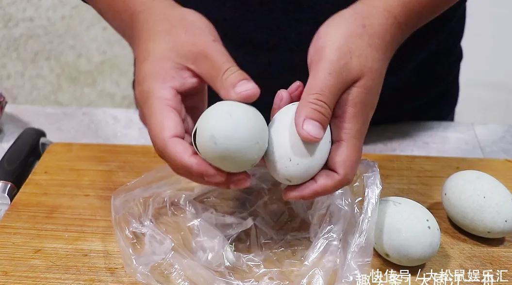 凉拌皮蛋,很多人都不会调料汁,大厨教你一招,和饭店的味道一样