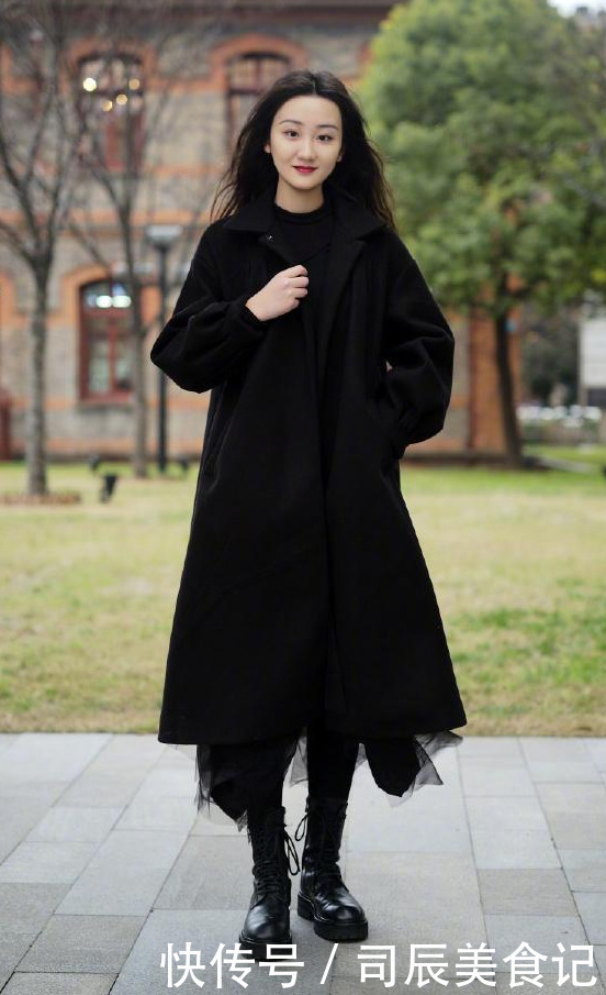 长大衣下面不一定穿裤子,今年冬天流行这样穿,优雅知性提气质