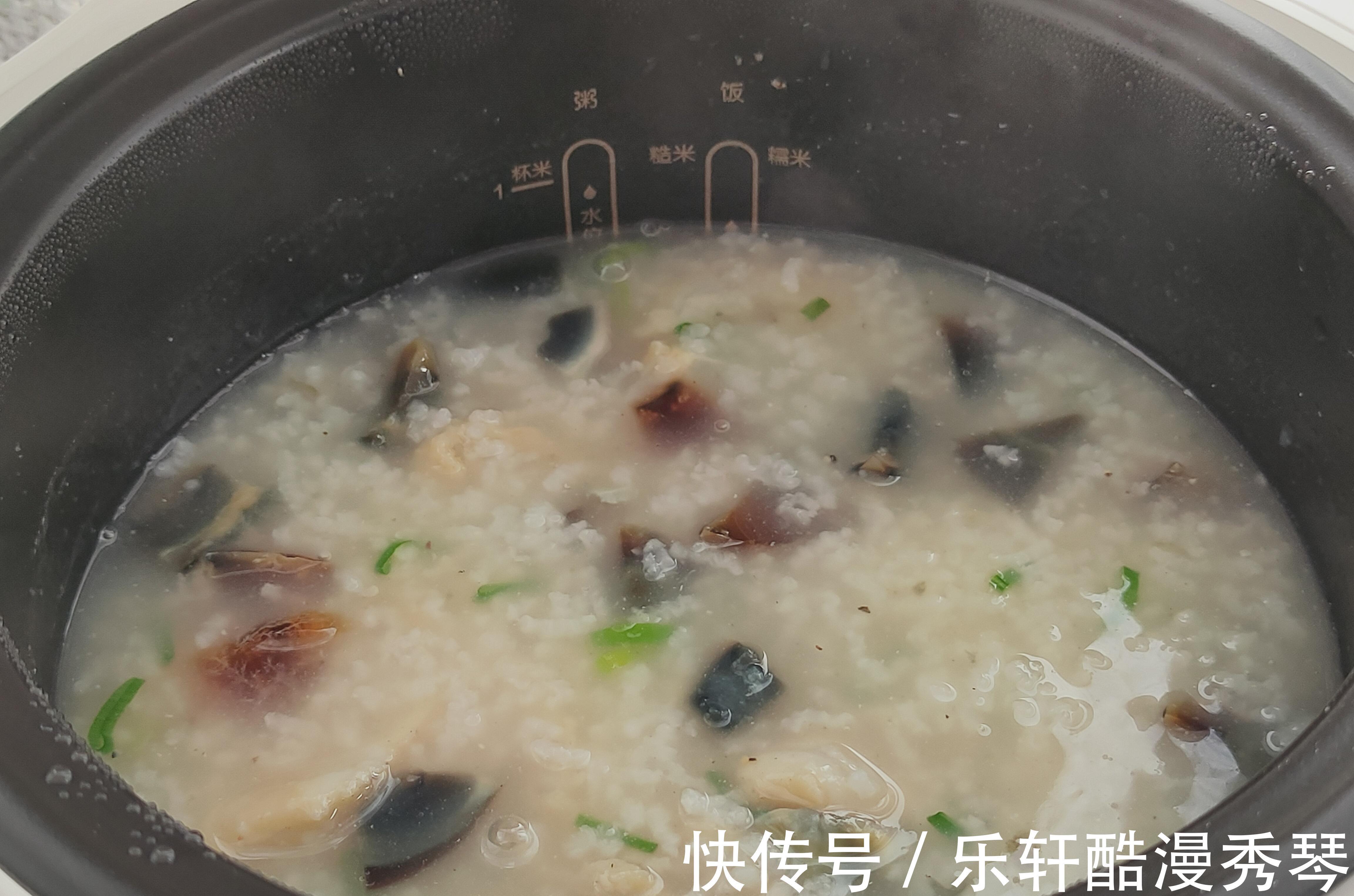 将皮蛋和鱼肉一起熬粥,营养鲜美,好消化好吸收,肠胃无负担