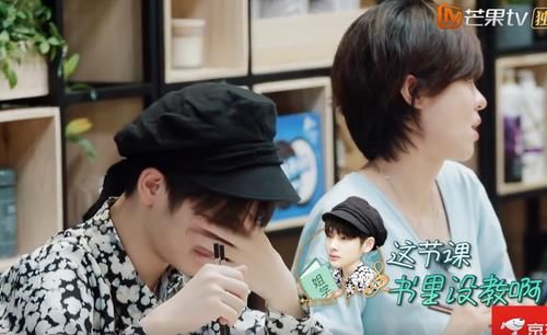  周震南|郁可唯做开心动作，从周震南的表情里，我看到了浪姐和女团的差别