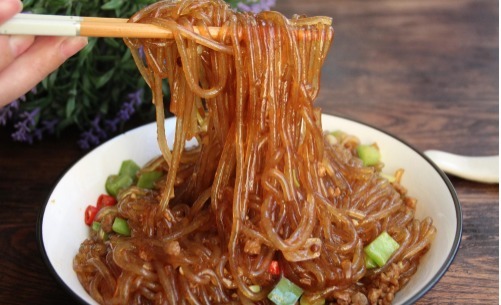 水泡发粉条|餐馆炒粉条爽滑好吃,在家炒就粘锅,原来是我们少做了这一步骤