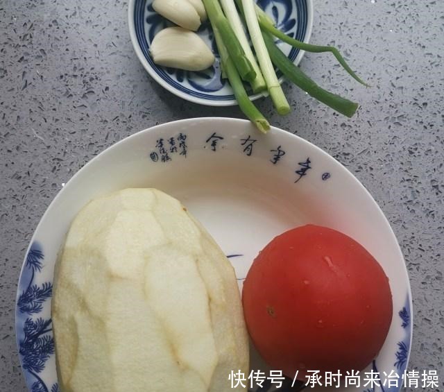 西红柿蒸茄子,茄子这样做好吃又省油!