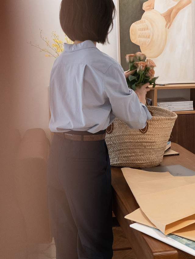 穿搭|40+女性怎么穿才干练洋气,蓝色衬衫搭配西装裤通勤洋气,超显白